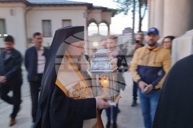 Румъния - Благодатният огън в патриаршеската катедрала в Букурещ