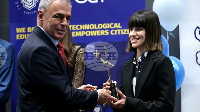  Големият приз „Студент на годината - 2026“ беше връчен от служебния министър на образованието проф. Сергей Игнатов на Ивана Каменова от УАСГ