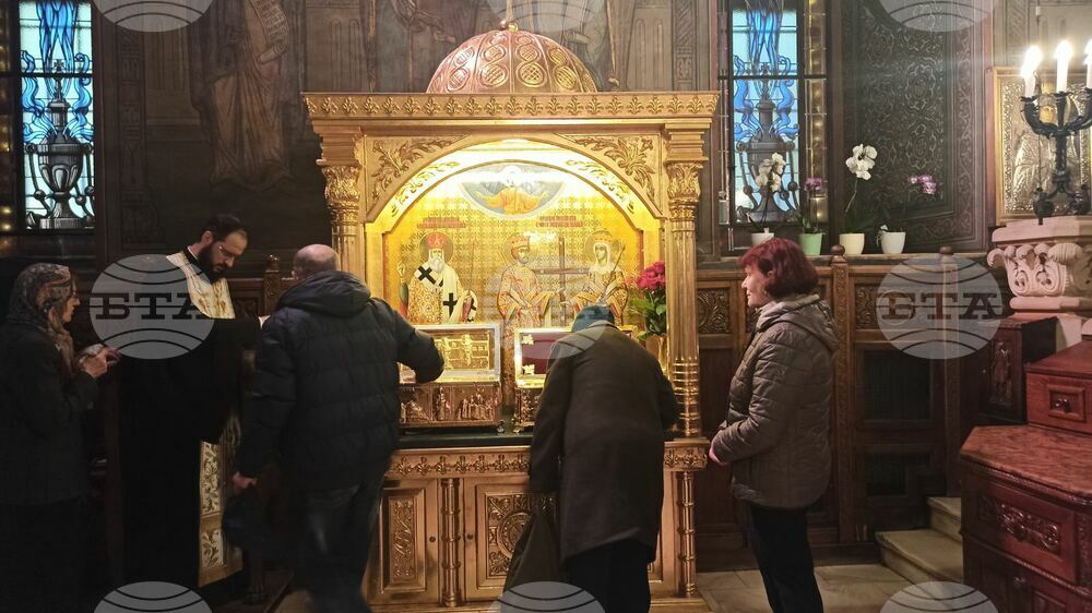 Румъния - Благодатният огън в патриаршеската катедрала в Букурещ