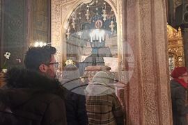 Румъния - Благодатният огън в патриаршеската катедрала в Букурещ