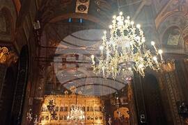 Румъния - Благодатният огън в патриаршеската катедрала в Букурещ