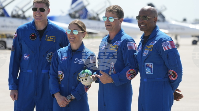 Астронавтите от мисията „Артемис 2“ пристигнаха на стартовата площадка във Флорида за първия полет до Луната от 53 години насам