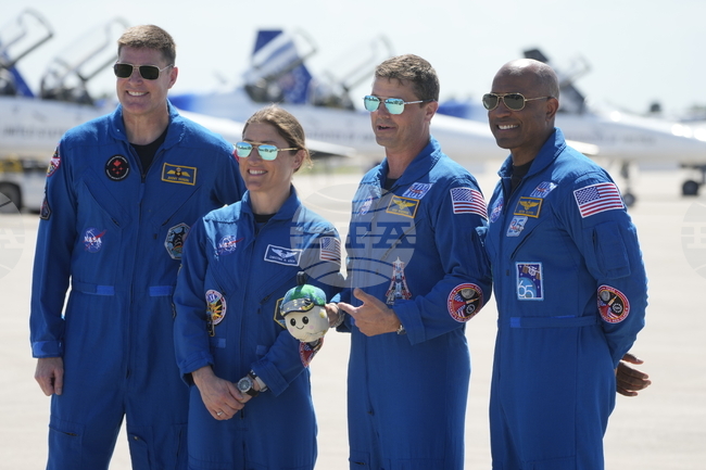 Астронавтите от мисията „Артемис 2“ пристигнаха на стартовата площадка във Флорида за първия полет до Луната от 53 години насам