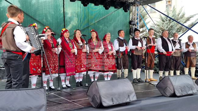 Елхово празнува с молебен за здраве, шествие и концерт на централния площад в града