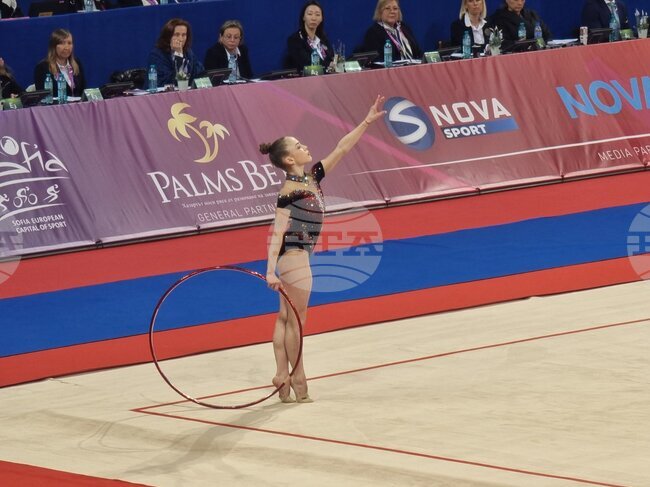 Стилияна Николова води във временното класиране за многобоя, Ева Брезалиева е трета преди последния поток за първия ден на Световната купа по 