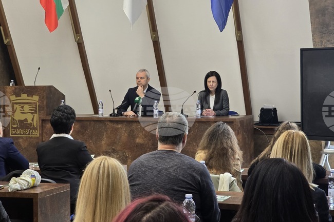 Няма как държавата ни да е богата и с благоденстващо население, ако не е независима, каза Костадин Костадинов в Благоевград