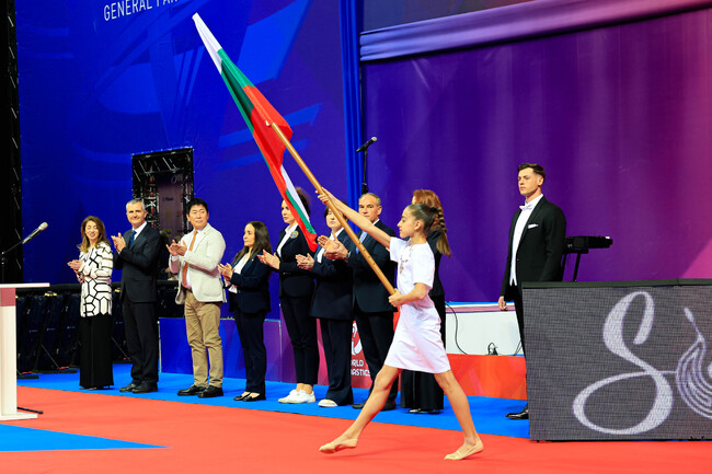 Министър Димитър Илиев приветства участничките в Световната купа по художествена гимнастика