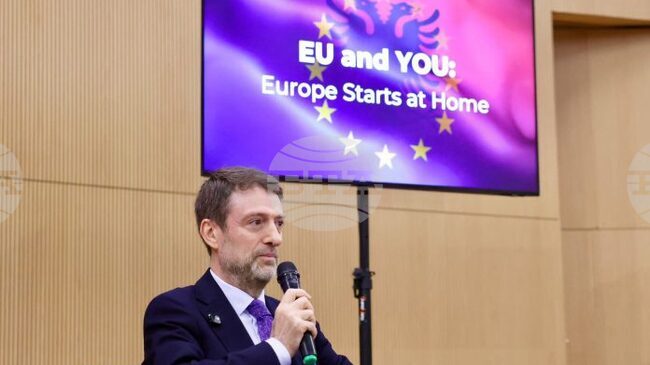 АТА: Младежкият диалог започва като част от инициативата „ЕС и ти – Европа започва у дома“, съобщи албанският външен министър