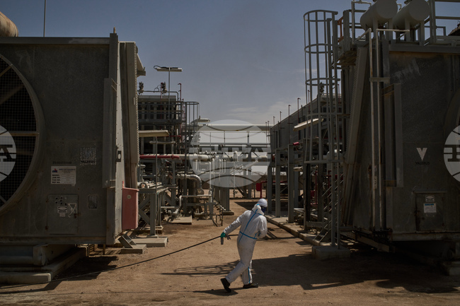 Иран удари напълно натоварен петролен танкер край бреговете на Дубай; цената на бензина в САЩ достига 4 долара за галон 