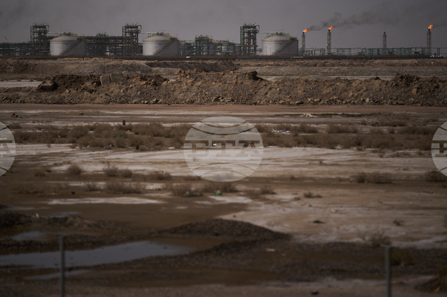 Цените на петрола се движат разнопосочно, но остават под 100 долара за барел