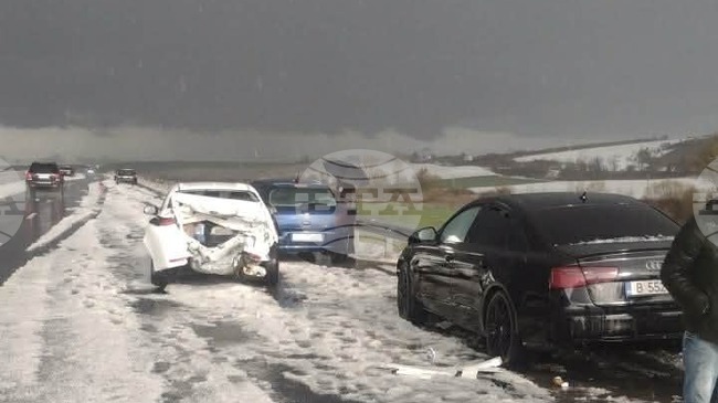 Поради обилен дъжд и градушка в Шуменско се въвежда временно организация на движението до пътен възел "Белокопитиво"