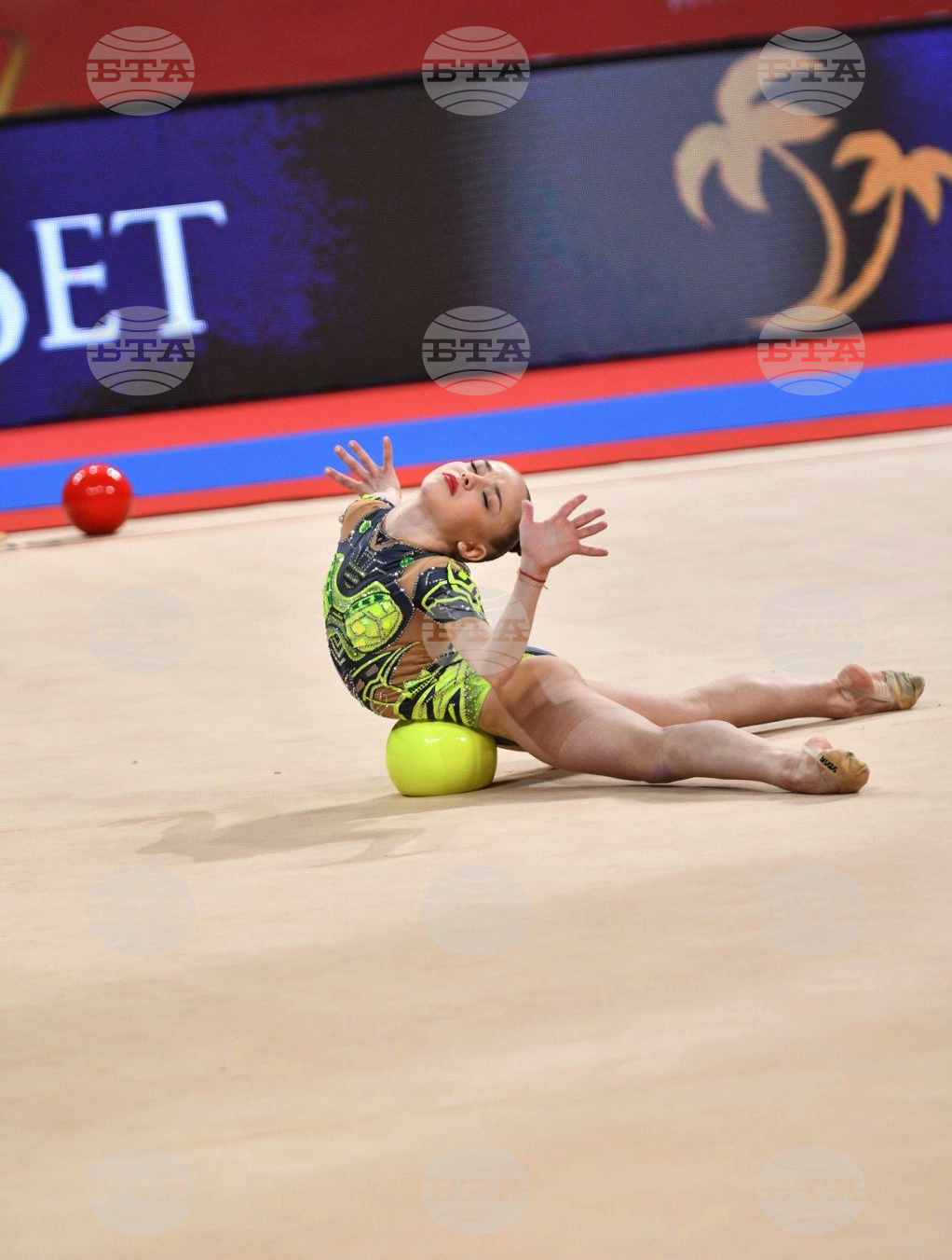 Първо място за Стилияна Николова, четвърто за Ева Брезалиева след първия ден на квалификациите на Световната купа по художествена гимнастика в София