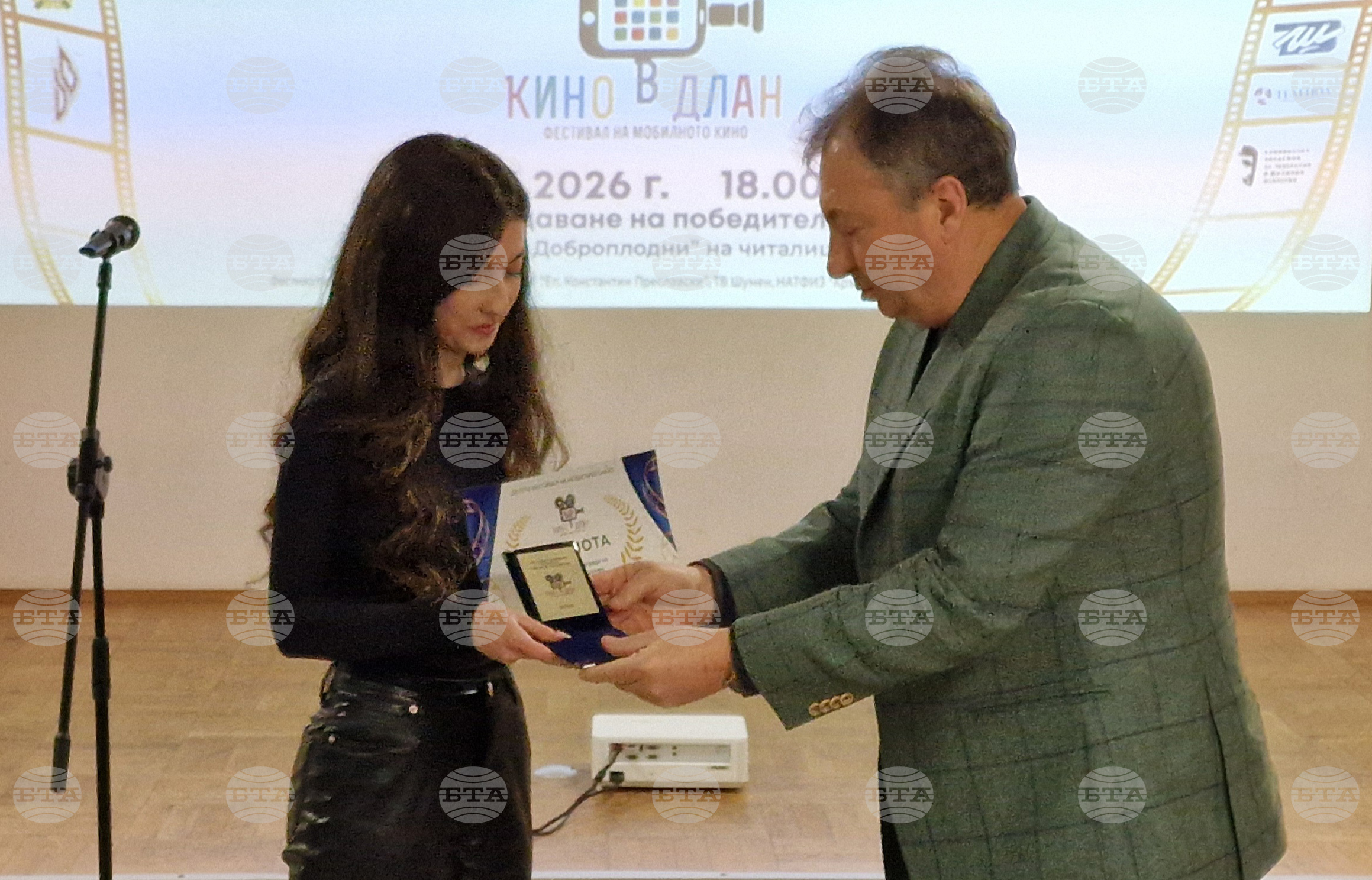 В Шумен наградиха отличените участници в десетото издание на фестивала за филми, заснети с мобилен телефон – „Кино в длан“