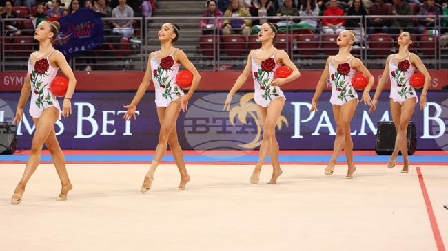 Ансамбълът на България се класира за финала на пет топки на Световната купа по художествена гимнастика в София
