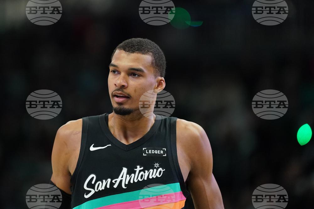 Spurs Bucks Basketball