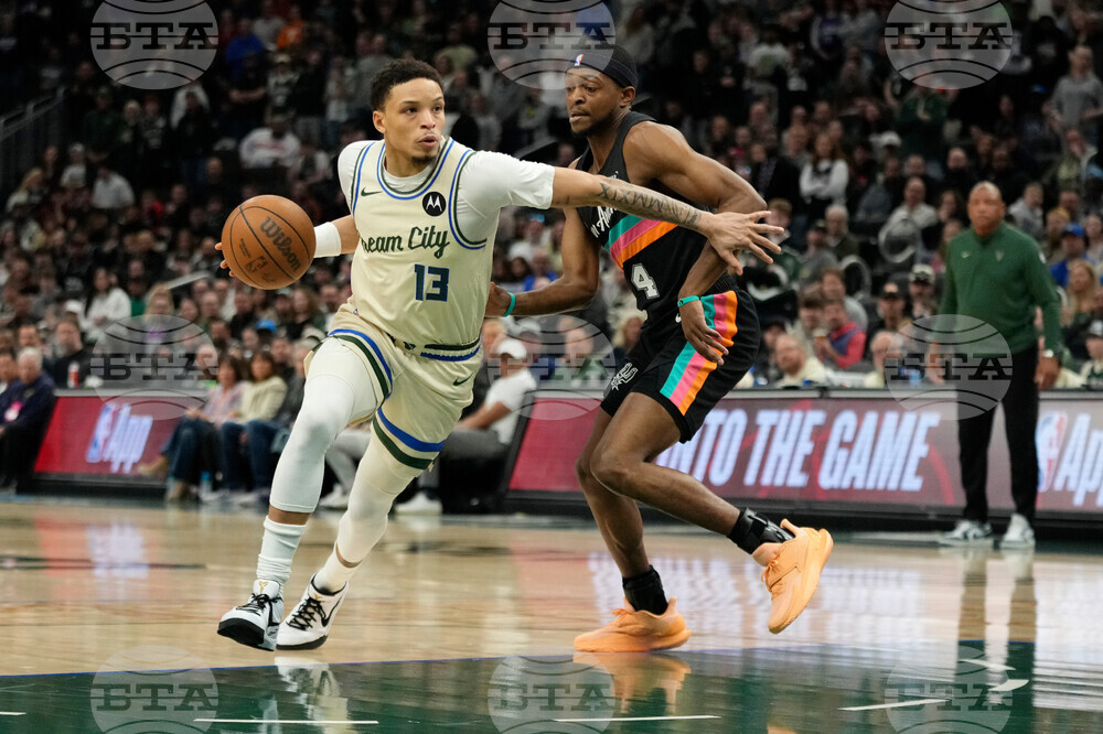 Spurs Bucks Basketball