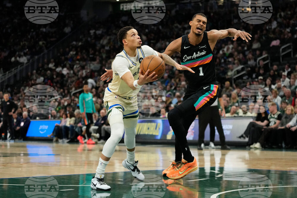 Spurs Bucks Basketball