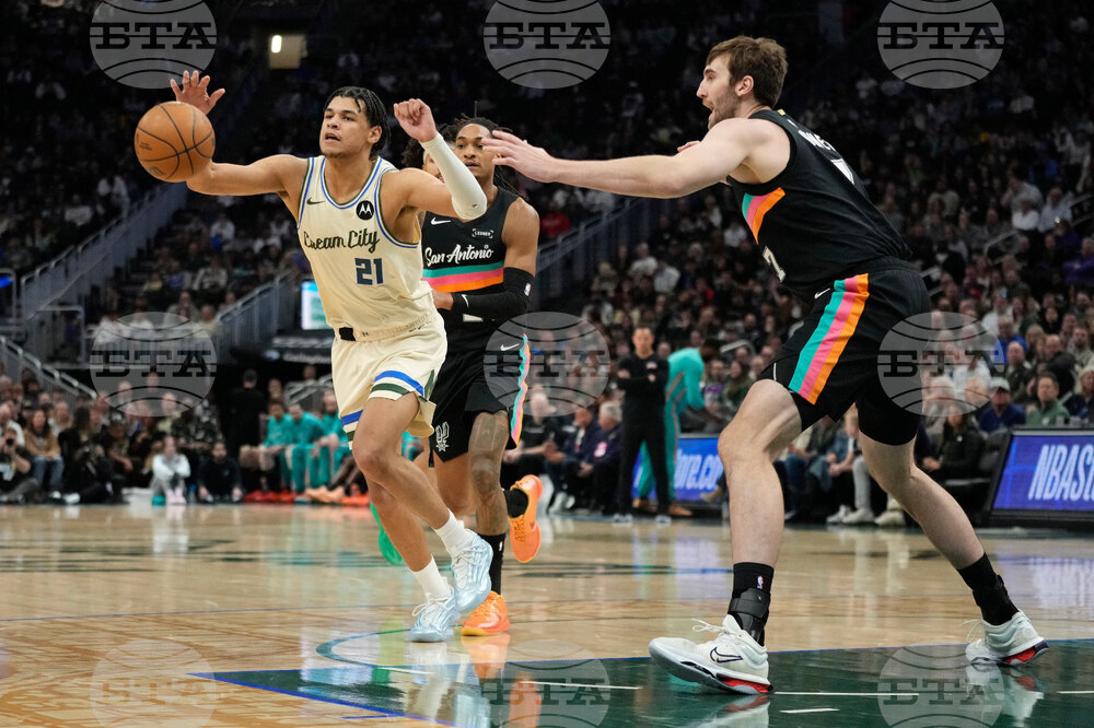 Spurs Bucks Basketball