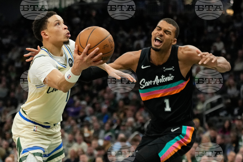 Spurs Bucks Basketball