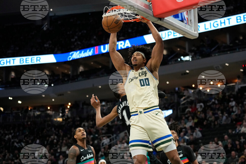 Spurs Bucks Basketball