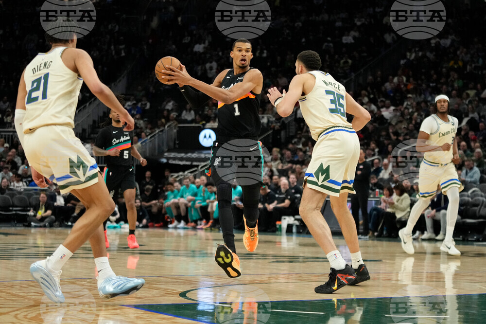 Spurs Bucks Basketball