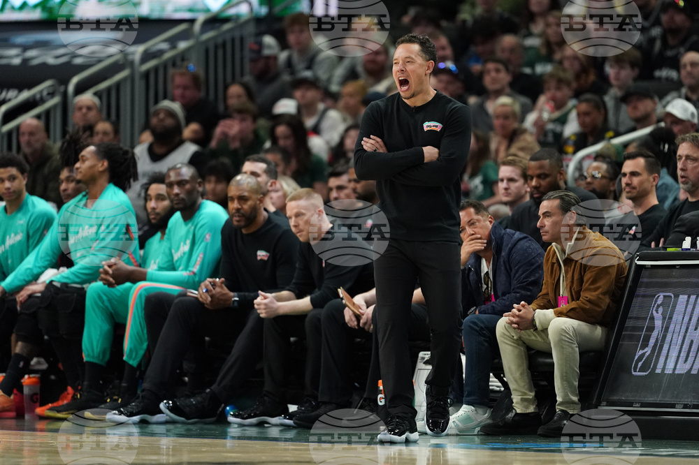 Spurs Bucks Basketball