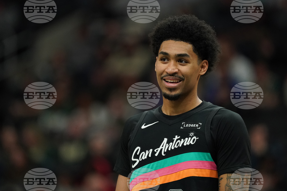 Spurs Bucks Basketball