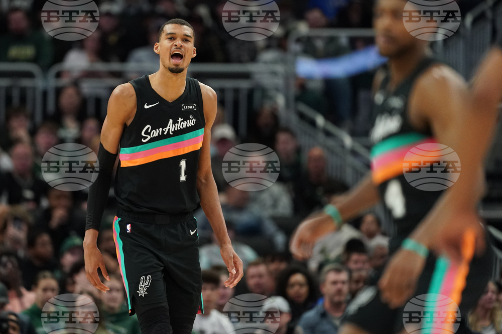 Spurs Bucks Basketball