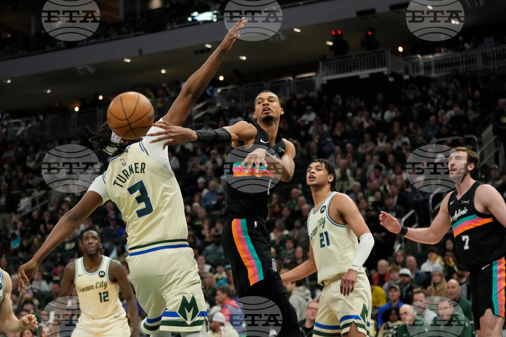 Spurs Bucks Basketball