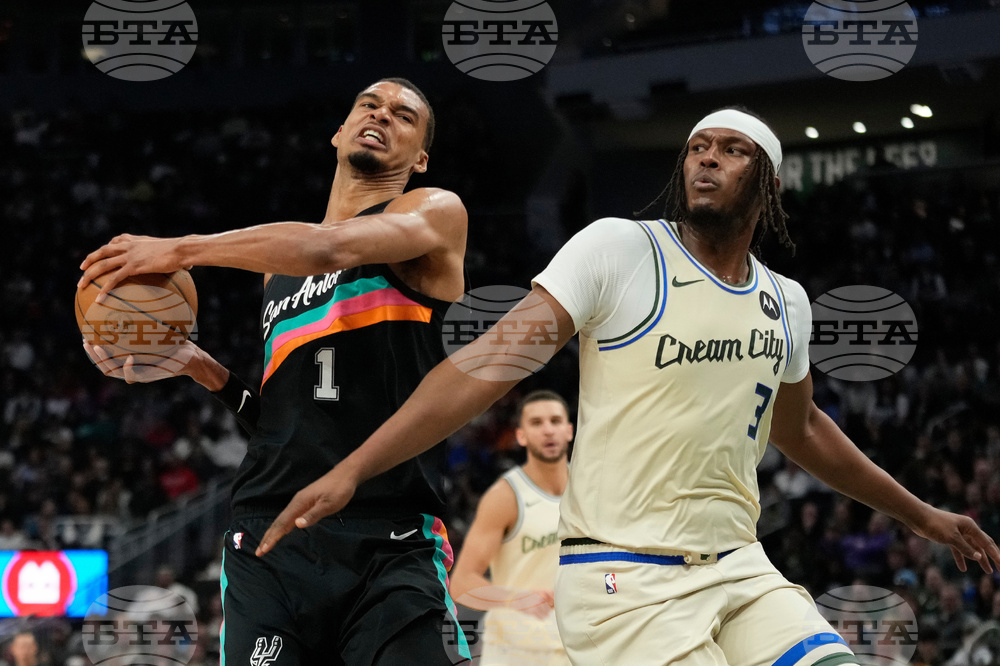 Spurs Bucks Basketball