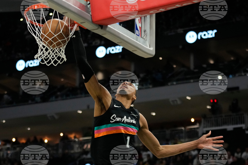 Spurs Bucks Basketball