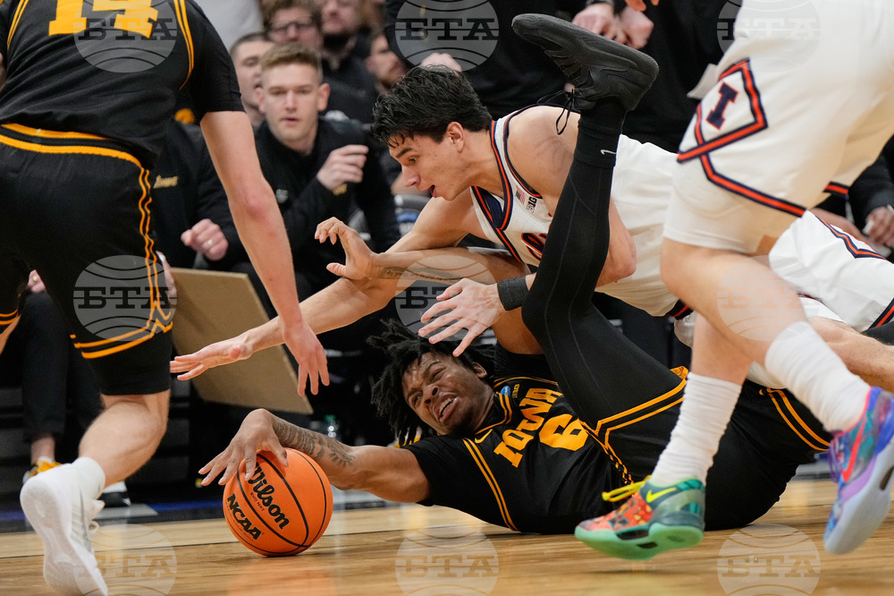 APTOPIX NCAA Iowa Illinois Basketball