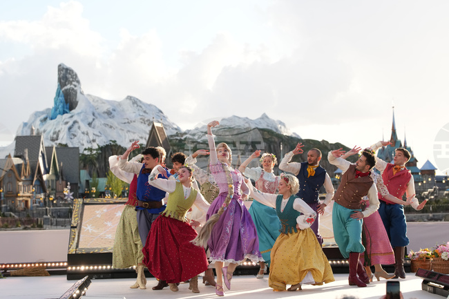 „Дисни“ откри нова зона „Замръзналото кралство“ в парка си край Париж в рамките на инвестиция от 2 млрд. евро