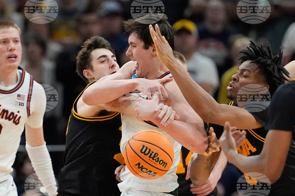 NCAA Iowa Illinois Basketball