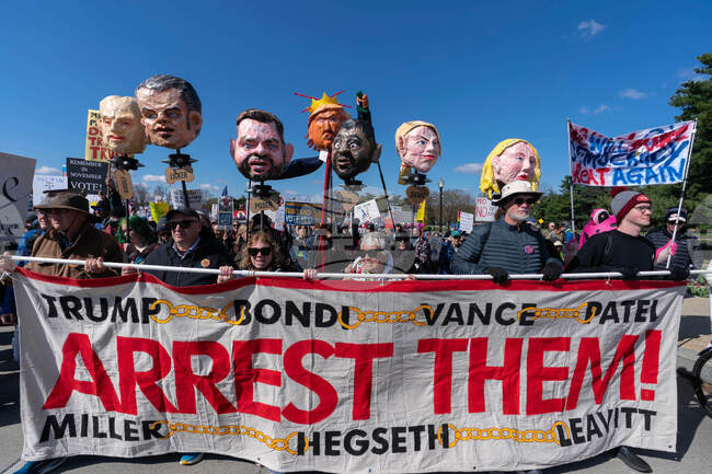 Най-малко осем милиона души са се включили според организаторите в протестите в САЩ срещу Тръмп