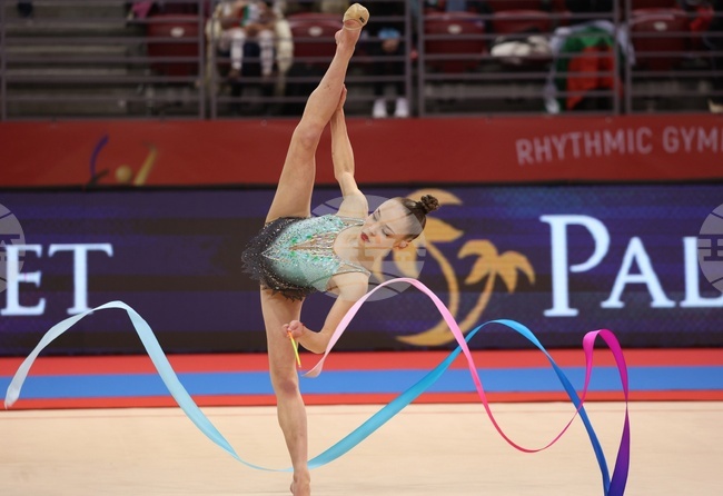 Стилияна Николова води в класирането след първите два потока от втория ден на Световната купа по художествена гимнастика в София, България ще има по две финалистки на бухалки и на лента