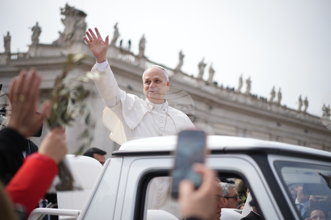 Бог отхвърля молитвите на лидери, които водят войни, каза папа Лъв Четиринадесети в празнична проповед на площад „Свети Петър“ 