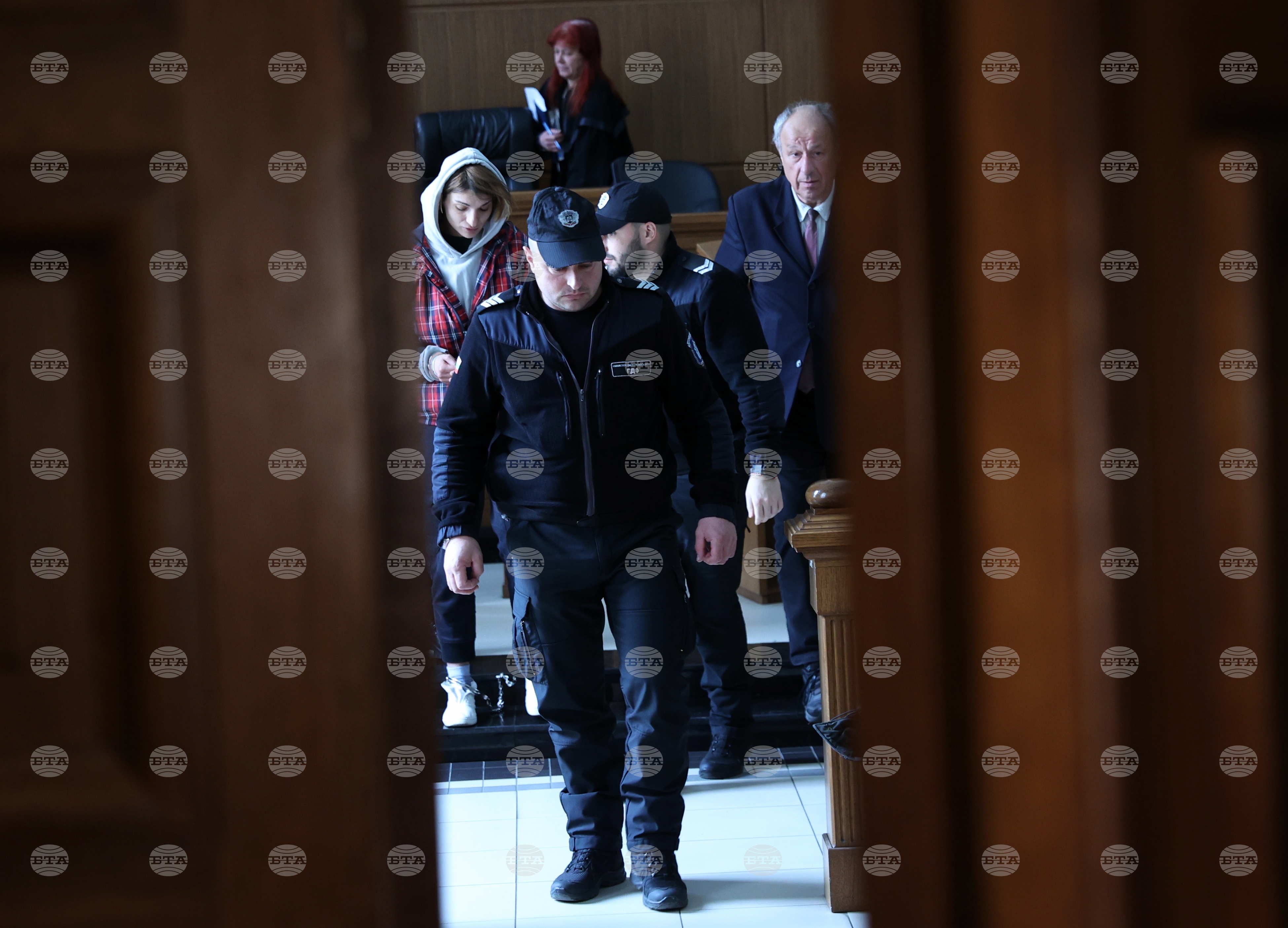 Съдът остави в ареста 39-годишната жена, намушкала с нож четирима души в София