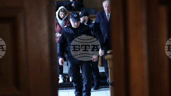 Съдът остави в ареста 39-годишната жена, намушкала с нож четирима души в София
