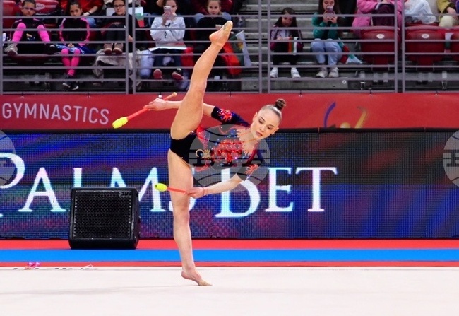 Стилияна Николова се класира за финалите на бухалки и на лента на Световната купа по художествена гимнастика в Баку
