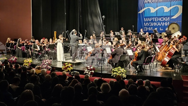 "Мартенските музикални дни" в Русе бяха закрити с концерт на Русенската филхармония, маестро Димитър Косев и цигуларката Лия Петрова