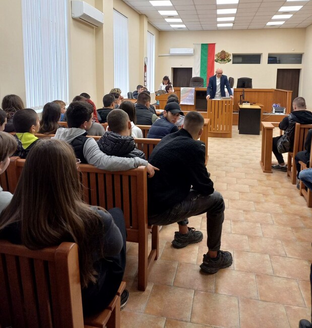 Прокурор Мартин Кузманов съветва ученици от Търговище как да се предпазят в интернет пространството