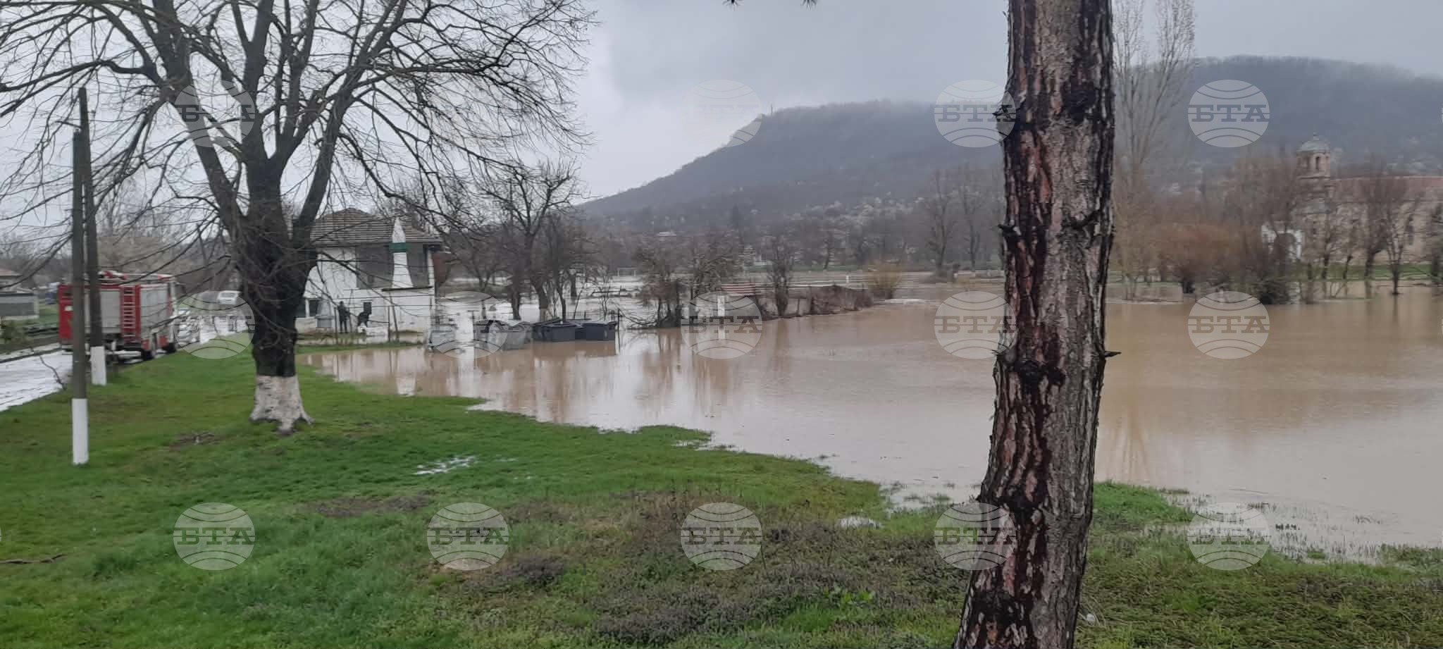 Наводнени са частни имоти, църквата и джамията в поповското село Априлово