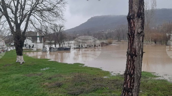 Наводнени са частни имоти, църквата и джамията в поповското село Априлово 