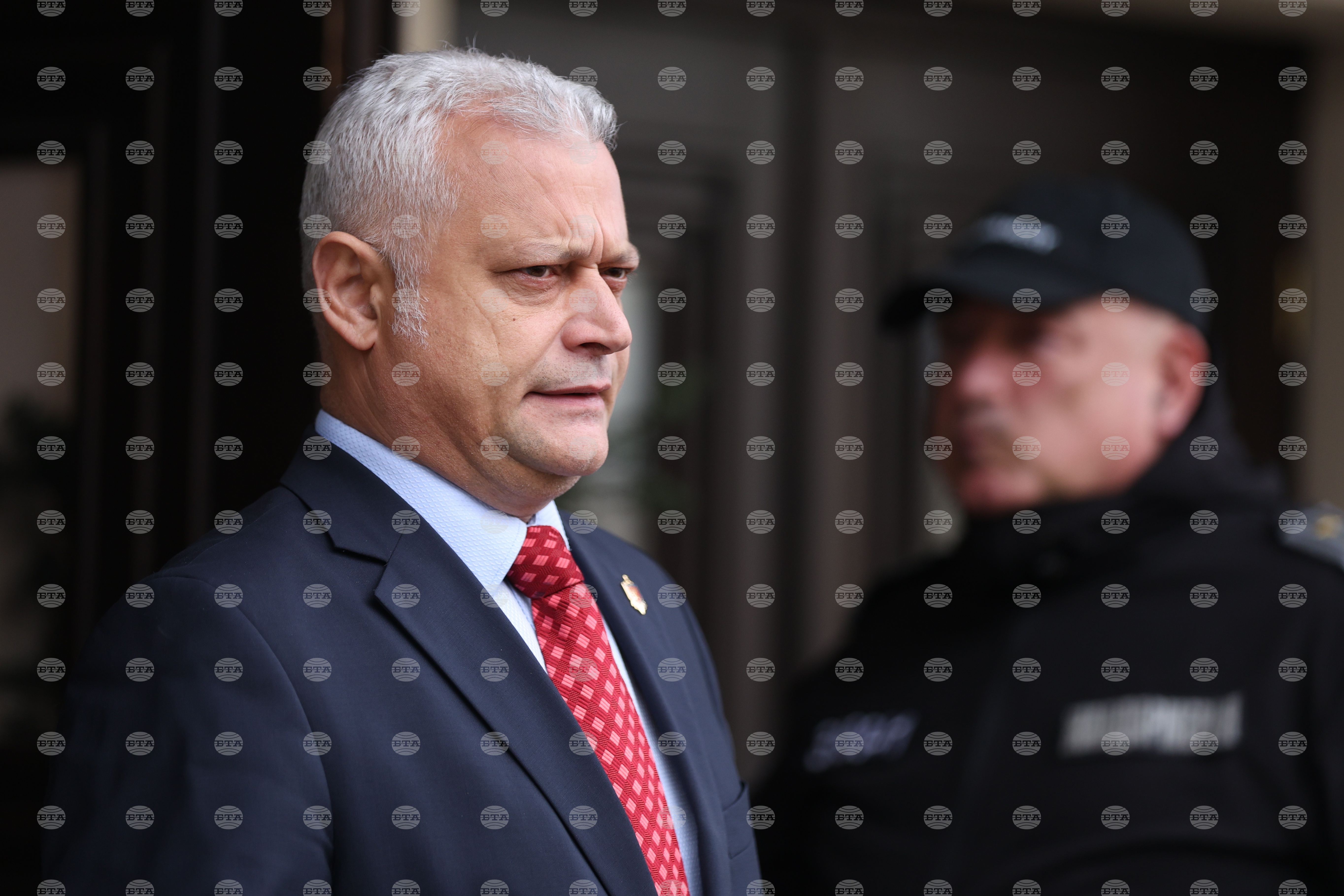 Емилия Русинова е пътувала в една кола с Петьо Петров през 2021 г. през границата със Северна Македония, каза министър Емил Дечев