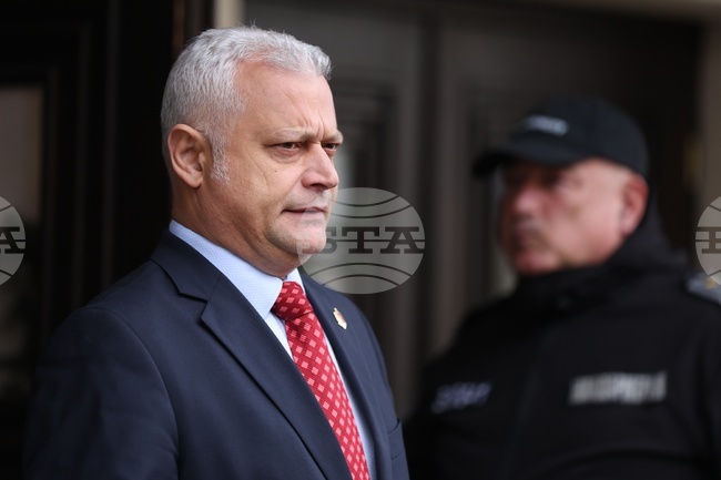 Емилия Русинова е пътувала в една кола с Петьо Петров през 2021 г. през границата със Северна Македония, каза министър Емил Дечев