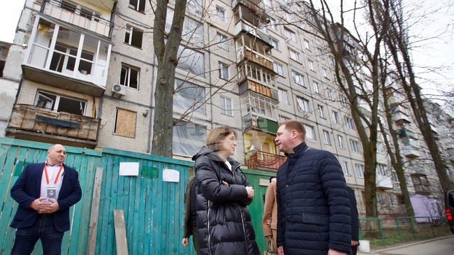 Foreign Minister Neynsky Visits Destroyed Building in Kiyv