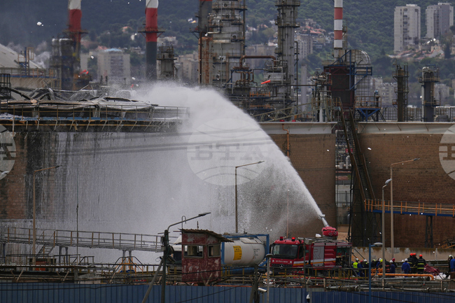 Отломки от прехваната ракета паднаха върху индустриален обект и резервоар с гориво в израелския град Хайфа