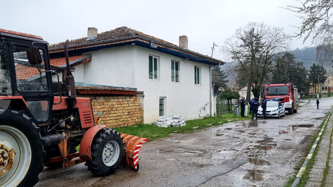 Пожарникари от районните служби в област Търговище са работили активно за преодоляване на последиците от продължителните валежите над региона 