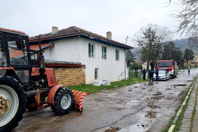 Пожарникари от районните служби в област Търговище са работили активно за преодоляване на последиците от продължителните валежите над региона 